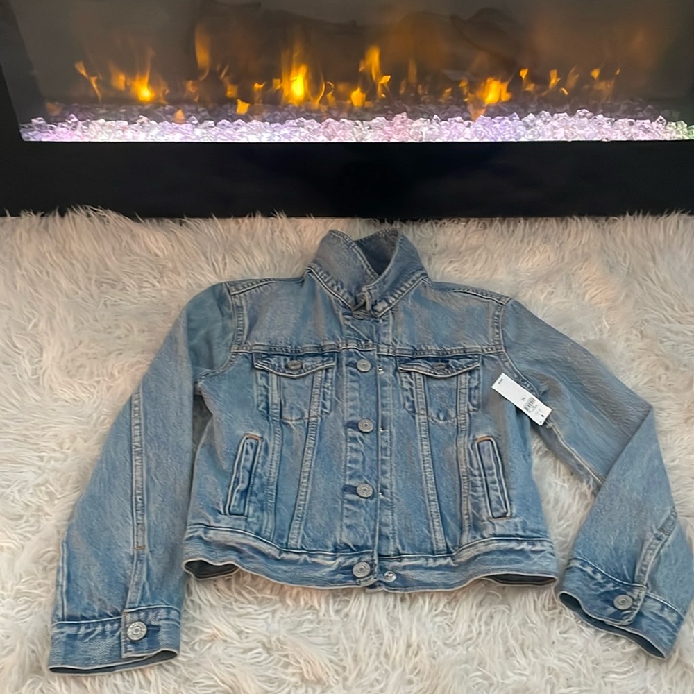 Gap jean jacket with pockets. Size 8